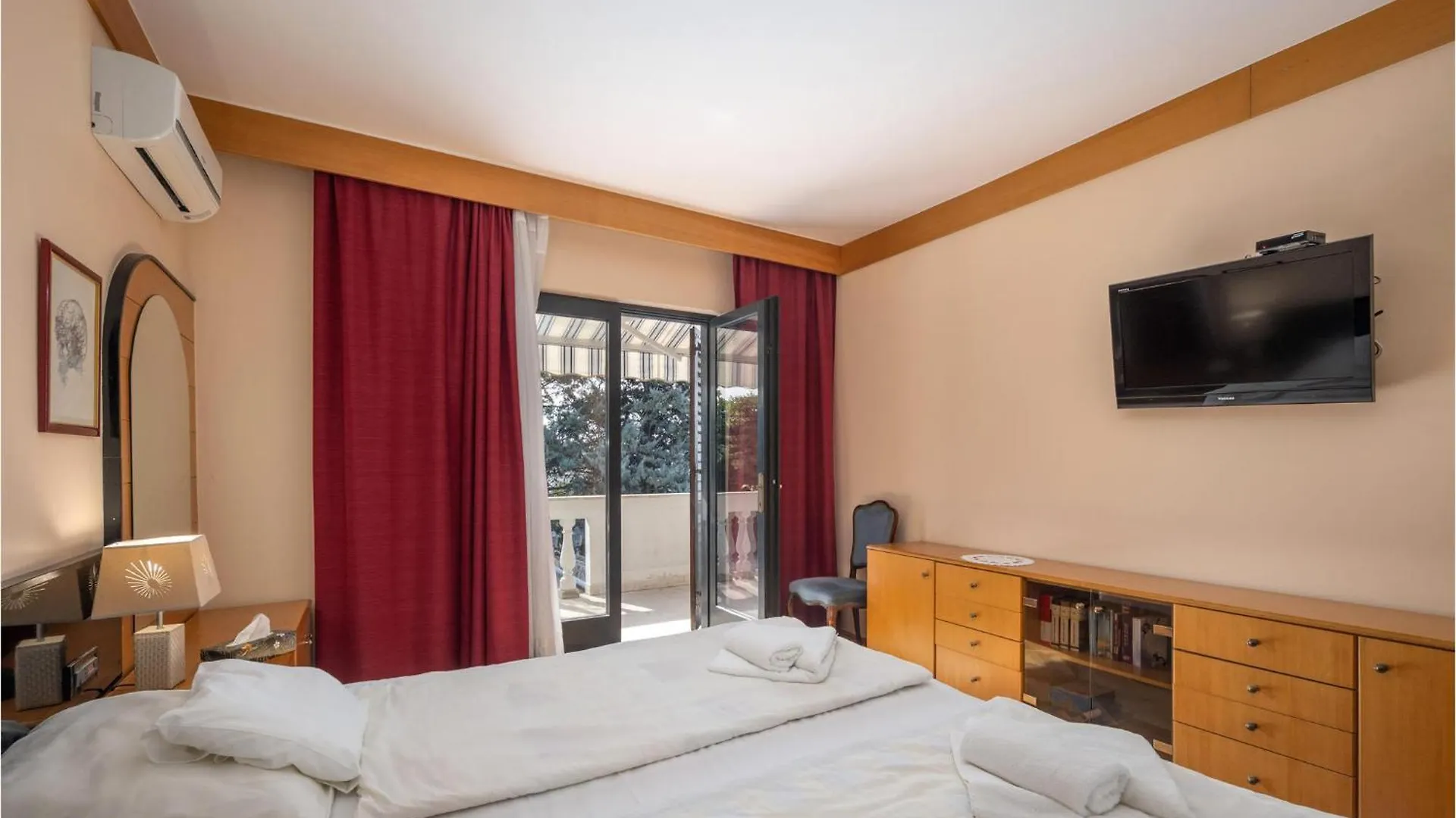 Three-Bedroom Holiday Home In Krk 크르크 크로아티아