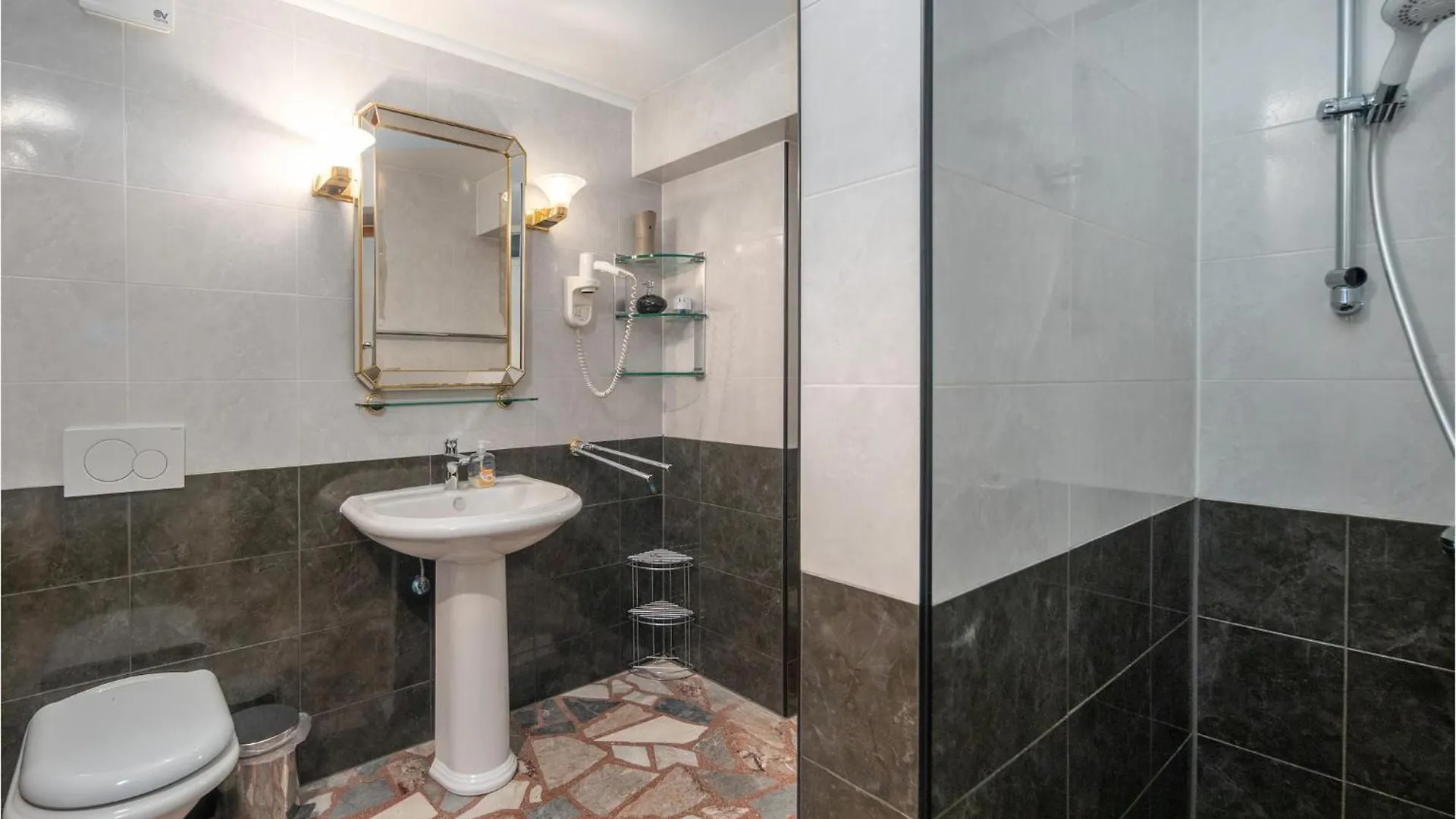Three-Bedroom Holiday Home In Krk 크르크 0*,  크로아티아